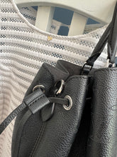 Lade das Bild in den Galerie-Viewer, LOUIS VUITTON BELLA TOTE MAHINA
