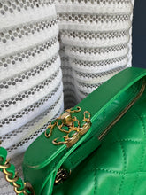 Lade das Bild in den Galerie-Viewer, CHANEL 19 HOBO BAG
