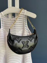 Lade das Bild in den Galerie-Viewer, LOUIS VUITTON OVER THE MOON BUBBLEGRAM
