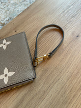 Lade das Bild in den Galerie-Viewer, LOUIS VUITTON CLUTCH EMPREINTE
