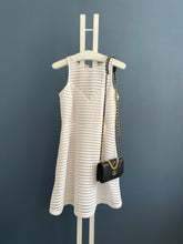 Lade das Bild in den Galerie-Viewer, CHANEL 19 WALLET ON CHAIN
