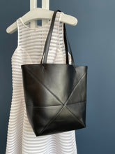 Lade das Bild in den Galerie-Viewer, LOEWE PUZZLE FOLD SHOPPER
