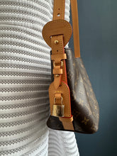 Lade das Bild in den Galerie-Viewer, LOUIS VUITTON ALL IN BB
