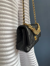 Lade das Bild in den Galerie-Viewer, CHANEL COCO MARK MATELASSE
