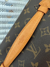 Lade das Bild in den Galerie-Viewer, LOUIS VUITTON BUMBAG
