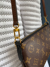 Lade das Bild in den Galerie-Viewer, LOUIS VUITTON PALLAS CLUTCH
