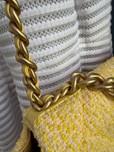 Lade das Bild in den Galerie-Viewer, CHANEL 19
