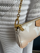 Lade das Bild in den Galerie-Viewer, LOUIS VUITTON MINI POCHETTE
