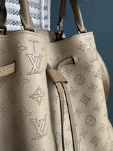 Lade das Bild in den Galerie-Viewer, LOUIS VUITTON GIROLATA GALET MAHINA
