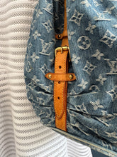 Lade das Bild in den Galerie-Viewer, LOUIS VUITTON MAHINA XL DENIM
