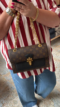 Lade das Bild in den Galerie-Viewer, LOUIS VUITTON VICTOIRE
