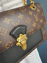 Lade das Bild in den Galerie-Viewer, LOUIS VUITTON VICTOIRE
