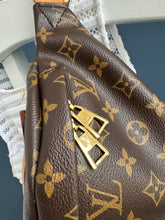 Lade das Bild in den Galerie-Viewer, LOUIS VUITTON BUMBAG
