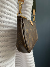 Lade das Bild in den Galerie-Viewer, LOUIS VUITTON POCHETTE
