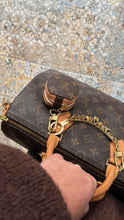 Lade das Bild in den Galerie-Viewer, LOUIS VUITTON AIRPOD CASE / ANHÄNGER
