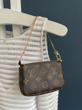 Lade das Bild in den Galerie-Viewer, LOUIS VUITTON MINI POCHETTE LIMITED EDITION
