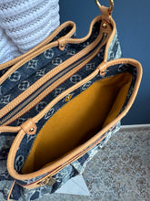 Lade das Bild in den Galerie-Viewer, LOUIS VUITTON RAYÉ PORTE EPAULE MM
