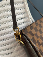 Lade das Bild in den Galerie-Viewer, LOUIS VUITTON TROUSSE MAKE UP
