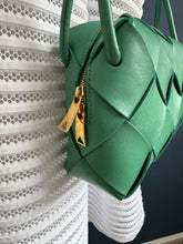 Lade das Bild in den Galerie-Viewer, BOTTEGA VENETA CASSETA CAMERA BAG
