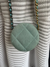 Lade das Bild in den Galerie-Viewer, CHANEL 19 DENIM ROUND CLUTCH
