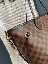 Lade das Bild in den Galerie-Viewer, LOUIS VUITTON NEVERFULL  MIT SCHULTERRIEMEN
