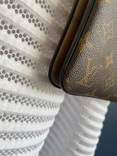 Lade das Bild in den Galerie-Viewer, LOUIS VUITTON DOUBLE ZIP POCHETTE REVERSE
