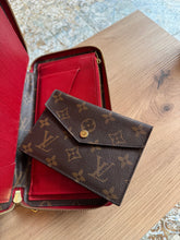 Lade das Bild in den Galerie-Viewer, LOUIS VUITTON RETIRO DAILY ZIPPY
