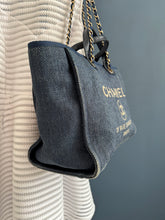 Lade das Bild in den Galerie-Viewer, CHANEL DEAUVILLE
