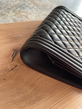 Lade das Bild in den Galerie-Viewer, CHANEL BOY FRAME CLUTCH

