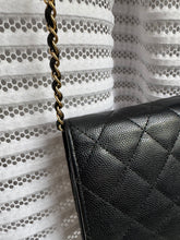 Lade das Bild in den Galerie-Viewer, CHANEL GOLDEN CLASS WOC
