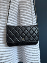 Lade das Bild in den Galerie-Viewer, CHANEL WOC
