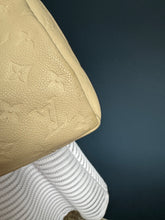 Lade das Bild in den Galerie-Viewer, LOUIS VUITTON ARTSY MM EMPREINTE
