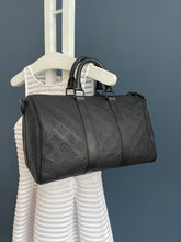 Lade das Bild in den Galerie-Viewer, LOUIS VUITTON KEEPALL 35 MIT SCHULTERRIEMEN
