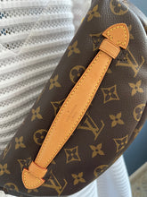 Lade das Bild in den Galerie-Viewer, LOUIS VUITTON BUMBAG
