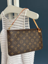 Lade das Bild in den Galerie-Viewer, LOUIS VUITTON CLUTCH
