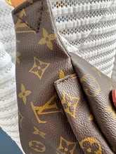 Lade das Bild in den Galerie-Viewer, LOUIS VUITTON BUMBAG
