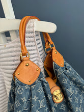 Lade das Bild in den Galerie-Viewer, LOUIS VUITTON MAHINA XL DENIM
