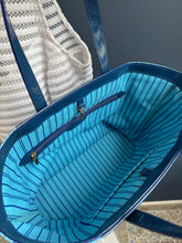 Lade das Bild in den Galerie-Viewer, LOUIS VUITTON COSMIC PM
