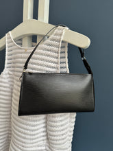 Lade das Bild in den Galerie-Viewer, LOUIS VUITTON  POCHETTE ACCESSOIRES EPI
