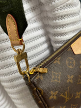 Lade das Bild in den Galerie-Viewer, LOUIS VUITTON POCHETTE
