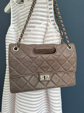 Lade das Bild in den Galerie-Viewer, CHANEL 2.55 DOUBLE FLAP

