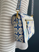 Lade das Bild in den Galerie-Viewer, LOUIS VUITTON MÉTIS BY THE POOL
