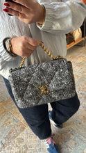 Lade das Bild in den Galerie-Viewer, CHANEL 19 SMALL
