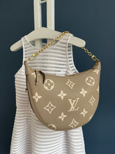 Lade das Bild in den Galerie-Viewer, LOUIS VUITTON LOOP HOBO
