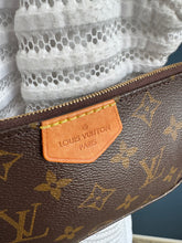 Lade das Bild in den Galerie-Viewer, LOUIS VUITTON MINI POCHETTE
