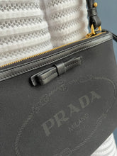 Lade das Bild in den Galerie-Viewer, PRADA CROSSBODY
