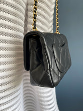 Lade das Bild in den Galerie-Viewer, CHANEL COCO MARK MATELASSE
