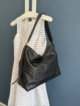 Lade das Bild in den Galerie-Viewer, LOUIS VUITTON CARRYALL MM
