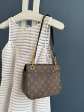 Lade das Bild in den Galerie-Viewer, LOUIS VUITTON PASSY
