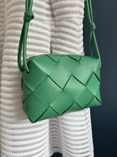 Lade das Bild in den Galerie-Viewer, BOTTEGA VENETA CASSETA CAMERA BAG
